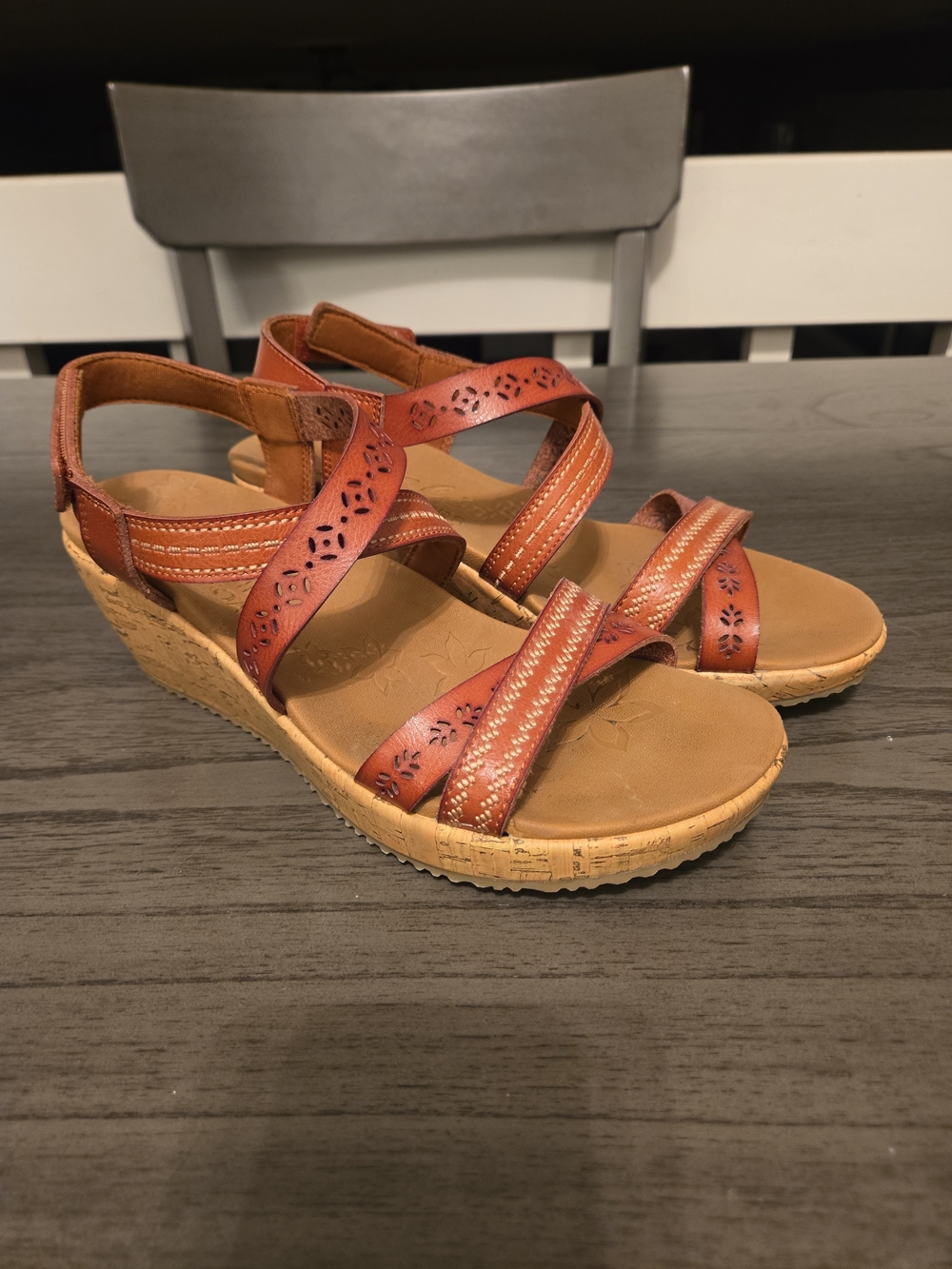 119339W SKECHERS WOMEN'S CALI BEVERLEE DELICATE GLOW SANDAL SIZE 8 - LUGGAGE